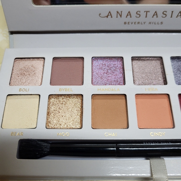 ABH Carli Bybel Eyeshadow Palette - Picture 6 of 10